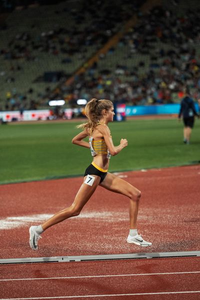 Konstanze Klosterhalfen (GER) ueber Gold am 18.08.2022 bei den Leichtathletik-Europameisterschaften in Muenchen