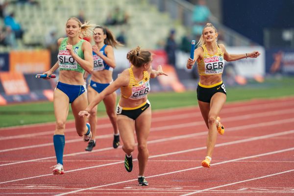 Erster Wechsel: Alica Schmidt (GER) auf Mona Mayer (GER) am 19.08.2022 bei den Leichtathletik-Europameisterschaften in Muenchen