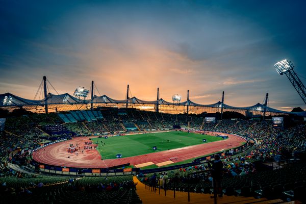 Das Olympiastadion Muenchen zeigt sich von der besten Seite beim Sonnenuntergang am 20.08.2022 bei den Leichtathletik-Europameisterschaften in Muenchen