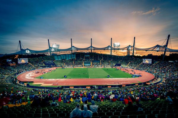 Das Olympiastadion Muenchen zeigt sich von der besten Seite beim Sonnenuntergang am 20.08.2022 bei den Leichtathletik-Europameisterschaften in Muenchen