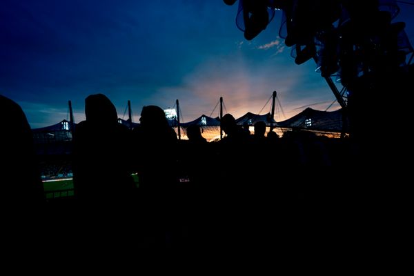 Silhouetten beim Sonnenuntergang im Olympastadion am 20.08.2022 bei den Leichtathletik-Europameisterschaften in Muenchen