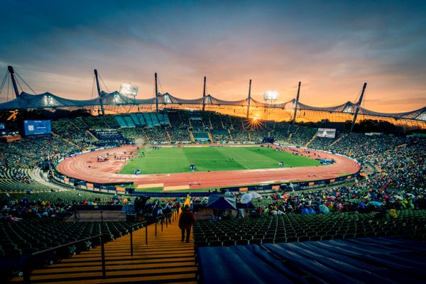 Das Olympiastadion Muenchen zeigt sich von der besten Seite beim Sonnenuntergang am 20.08.2022 bei den Leichtathletik-Europameisterschaften in Muenchen