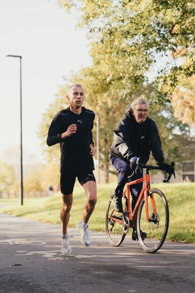 Nils Voigt (TV Wattenscheid 01) und sein Trainer Tono Kirschbaum (TV Wattenscheid 01) auf dem Fahrrad am 19.10.2022 am Kemnader See in Bochum