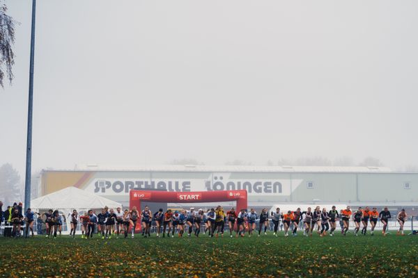 Start der weiblichen Jugend U18 am 26.11.2022  waehrend den deutschen Crosslauf-Meisterschaften auf Sportanlage an der Ringstrasse in Loeningen