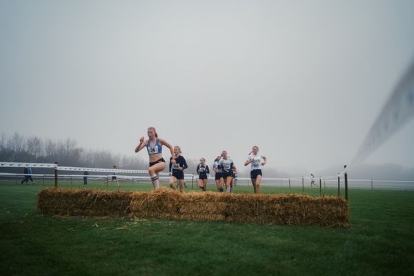 Emily Quast (BB/ VfL Rathenow), Theresa Weber (WE/ LC Paderborn), Wilfried Ackermann (BY/ LG LKr Aschaffenburg), Julia Wilhelm (BY/ TSV Ottobeuren), Nina Bergerfurth (WE/ LSF Muenster) am 26.11.2022  waehrend den deutschen Crosslauf-Meisterschaften auf Sportanlage an der Ringstrasse in Loeningen