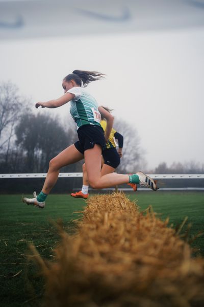 Sofia Cuesta-Fuoss (NO/ TuS Erkrath 1930 e.V.) am 26.11.2022  waehrend den deutschen Crosslauf-Meisterschaften auf Sportanlage an der Ringstrasse in Loeningen