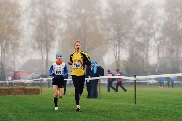 Franziska Drexler (BY/ LG TELIS FINANZ Regensburg), Adia Budde (SH/ TSV Altenholz) am 26.11.2022  waehrend den deutschen Crosslauf-Meisterschaften auf Sportanlage an der Ringstrasse in Loeningen