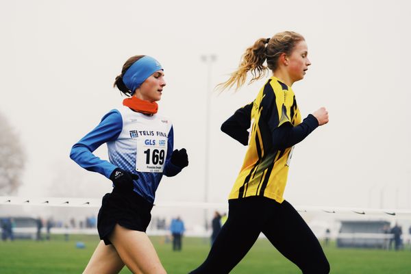 Franziska Drexler (BY/ LG TELIS FINANZ Regensburg), Adia Budde (SH/ TSV Altenholz) am 26.11.2022  waehrend den deutschen Crosslauf-Meisterschaften auf Sportanlage an der Ringstrasse in Loeningen