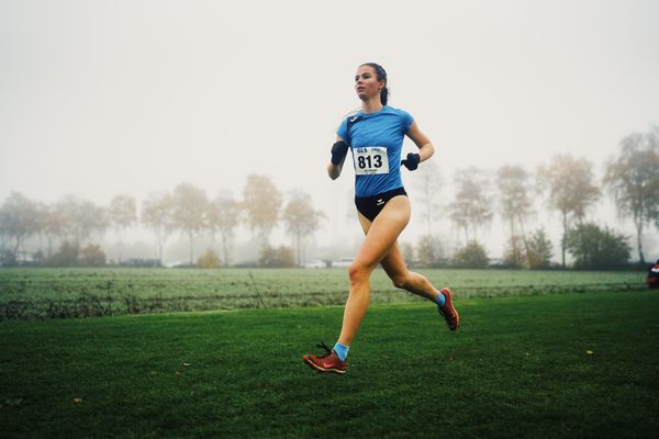 Lilly Steingass (SN/ TSV Einheit Grimma) am 26.11.2022  waehrend den deutschen Crosslauf-Meisterschaften auf Sportanlage an der Ringstrasse in Loeningen