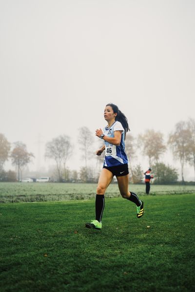 Chiara Anisa Judis (BE/ LAC BERLIN) am 26.11.2022  waehrend den deutschen Crosslauf-Meisterschaften auf Sportanlage an der Ringstrasse in Loeningen