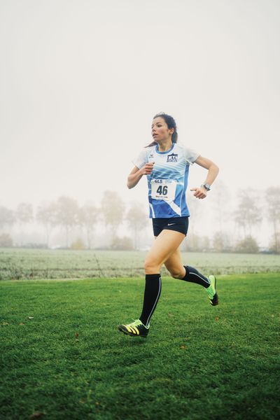 Chiara Anisa Judis (BE/ LAC BERLIN) am 26.11.2022  waehrend den deutschen Crosslauf-Meisterschaften auf Sportanlage an der Ringstrasse in Loeningen