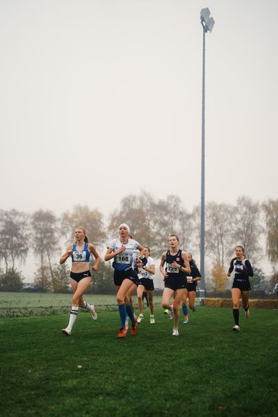 Emily Quast (VfL Rathenow), Hanna Mueller (LG TELIS FINANZ Regensburg), Tabea Kiefer (Eintracht Frankfurt e.V.) am 26.11.2022  waehrend den deutschen Crosslauf-Meisterschaften auf Sportanlage an der Ringstrasse in Loeningen