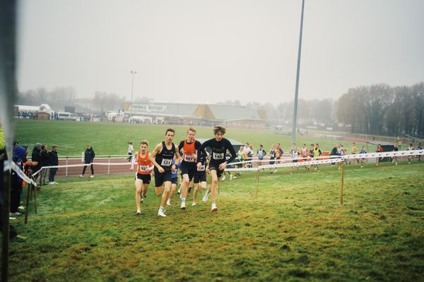 Lenny Fred Riebe (WE/ LG Olympia Dortmund), David Scheller (BY/ LG Main-Spessart), Jonas Patri (NO/ Aachener TG), Tobias Tent (BY/ LG Stadtwerke Muenchen) am 26.11.2022  waehrend den deutschen Crosslauf-Meisterschaften auf Sportanlage an der Ringstrasse in Loeningen