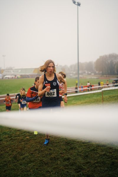 Magnus Poelkner (SN/ SC DHfK Leipzig e.V.) am 26.11.2022  waehrend den deutschen Crosslauf-Meisterschaften auf Sportanlage an der Ringstrasse in Loeningen