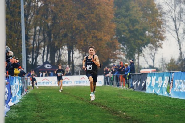 David Scheller (BY/ LG Main-Spessart) am 26.11.2022  waehrend den deutschen Crosslauf-Meisterschaften auf Sportanlage an der Ringstrasse in Loeningen