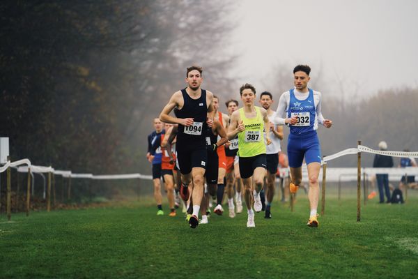 Jens Mergenthaler (Wue/ SV Winnenden), Maximilian Pingpank (NI/ Hannover Athletics), Marius Probst (WE/ TV Wattenscheid 01) am 26.11.2022  waehrend den deutschen Crosslauf-Meisterschaften auf Sportanlage an der Ringstrasse in Loeningen