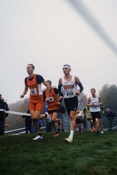 Alexander Bley (BE/ LG Nord Berlin), Lucas Worth (NO/ Milers Colonia 2020) am 26.11.2022  waehrend den deutschen Crosslauf-Meisterschaften auf Sportanlage an der Ringstrasse in Loeningen