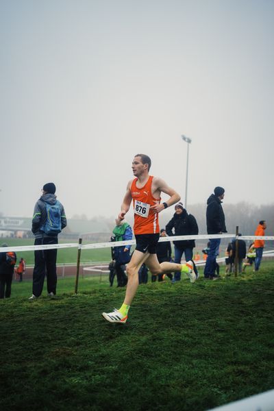 Philip Mensing (WE/ LG Brillux Muenster) am 26.11.2022  waehrend den deutschen Crosslauf-Meisterschaften auf Sportanlage an der Ringstrasse in Loeningen