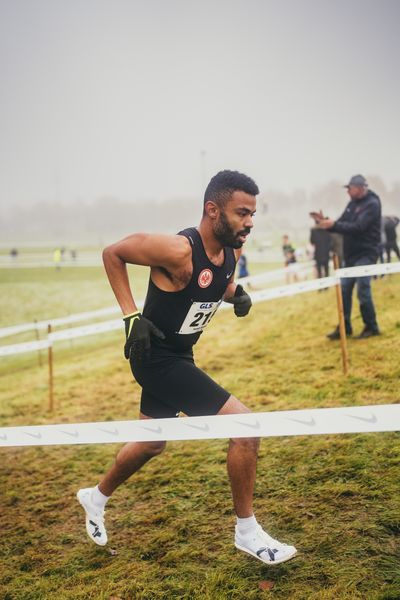 Yannik Gerland (HE/ Eintracht Frankfurt e.V.) am 26.11.2022  waehrend den deutschen Crosslauf-Meisterschaften auf Sportanlage an der Ringstrasse in Loeningen