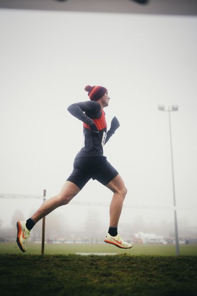 Alexander Hasselbach (NI/ BV Garrel) am 26.11.2022  waehrend den deutschen Crosslauf-Meisterschaften auf Sportanlage an der Ringstrasse in Loeningen