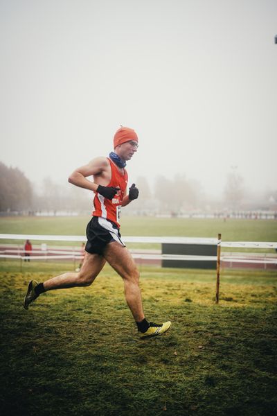 Henrik Wagner (NI/ LG Braunschweig) am 26.11.2022  waehrend den deutschen Crosslauf-Meisterschaften auf Sportanlage an der Ringstrasse in Loeningen