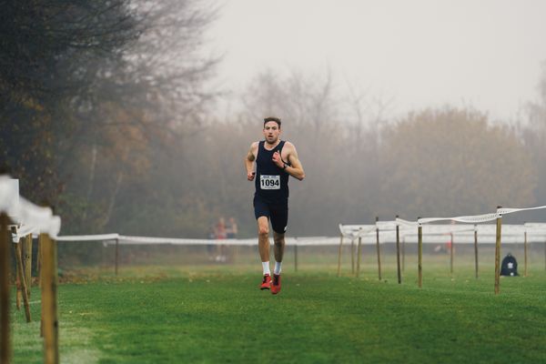 Jens Mergenthaler (Wue/ SV Winnenden) gewinnt die Mittelstrecke am 26.11.2022  waehrend den deutschen Crosslauf-Meisterschaften auf Sportanlage an der Ringstrasse in Loeningen