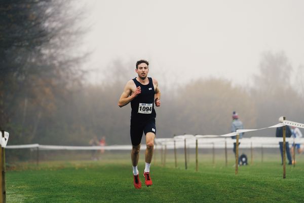 Jens Mergenthaler (Wue/ SV Winnenden) gewinnt die Mittelstrecke am 26.11.2022  waehrend den deutschen Crosslauf-Meisterschaften auf Sportanlage an der Ringstrasse in Loeningen