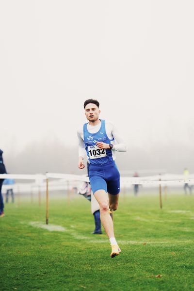 Marius Probst (TV Wattenscheid 01) am 26.11.2022  waehrend den deutschen Crosslauf-Meisterschaften auf Sportanlage an der Ringstrasse in Loeningen