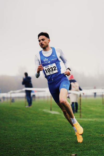 Marius Probst (TV Wattenscheid 01) am 26.11.2022  waehrend den deutschen Crosslauf-Meisterschaften auf Sportanlage an der Ringstrasse in Loeningen