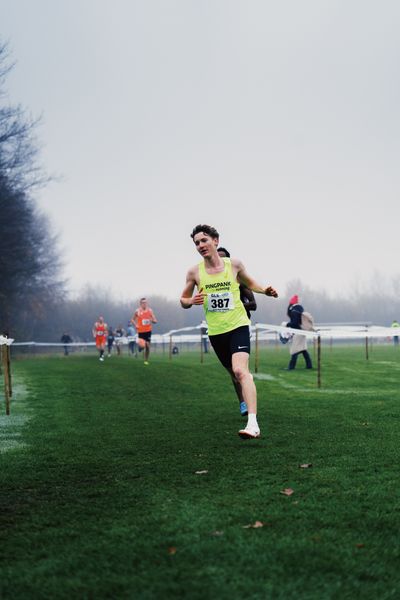 Maximilian Pingpank (NI/ Hannover Athletics) am 26.11.2022  waehrend den deutschen Crosslauf-Meisterschaften auf Sportanlage an der Ringstrasse in Loeningen