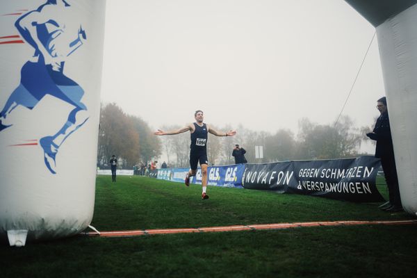 Jens Mergenthaler (Wue/ SV Winnenden) gewinnt die Mittelstrecke am 26.11.2022  waehrend den deutschen Crosslauf-Meisterschaften auf Sportanlage an der Ringstrasse in Loeningen