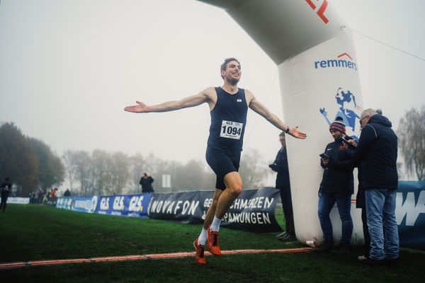 Jens Mergenthaler (Wue/ SV Winnenden) gewinnt die Mittelstrecke am 26.11.2022  waehrend den deutschen Crosslauf-Meisterschaften auf Sportanlage an der Ringstrasse in Loeningen