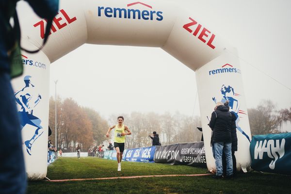 Maximilian Pingpank (NI/ Hannover Athletics) am 26.11.2022  waehrend den deutschen Crosslauf-Meisterschaften auf Sportanlage an der Ringstrasse in Loeningen