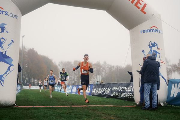 Justin Lukas (WE/ LG Brillux Muenster) am 26.11.2022  waehrend den deutschen Crosslauf-Meisterschaften auf Sportanlage an der Ringstrasse in Loeningen