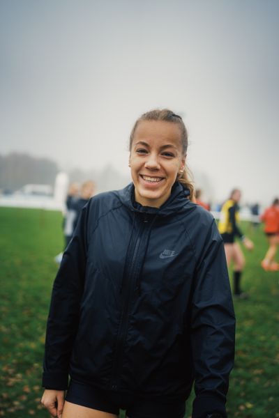 Sophie Hinrichs (NI/ VfL Loeningen) am 26.11.2022  waehrend den deutschen Crosslauf-Meisterschaften auf Sportanlage an der Ringstrasse in Loeningen