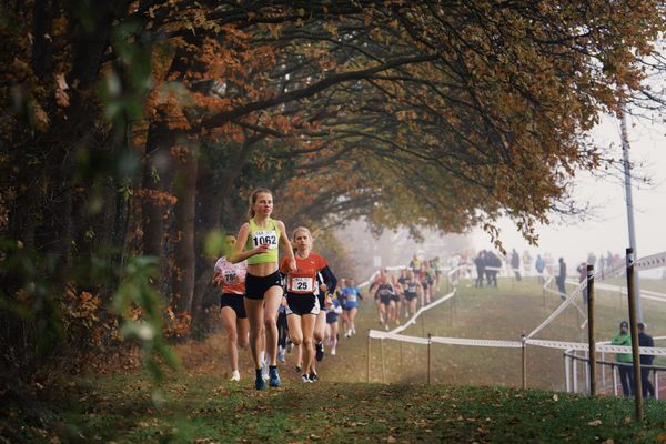 Kira Weis (Wue/ KSG Gerlingen) am 26.11.2022 waehrend den deutschen Crosslauf-Meisterschaften auf Sportanlage an der Ringstrasse in Loeningen am 26.11.2022  waehrend den deutschen Crosslauf-Meisterschaften auf Sportanlage an der Ringstrasse in Loeningen