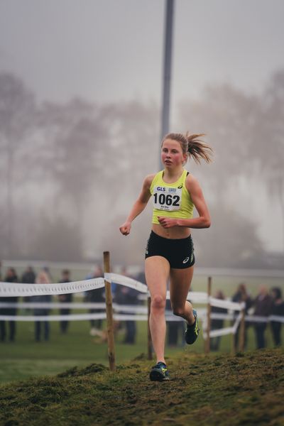 Kira Weis (KSG Gerlingen) am 26.11.2022  waehrend den deutschen Crosslauf-Meisterschaften auf Sportanlage an der Ringstrasse in Loeningen