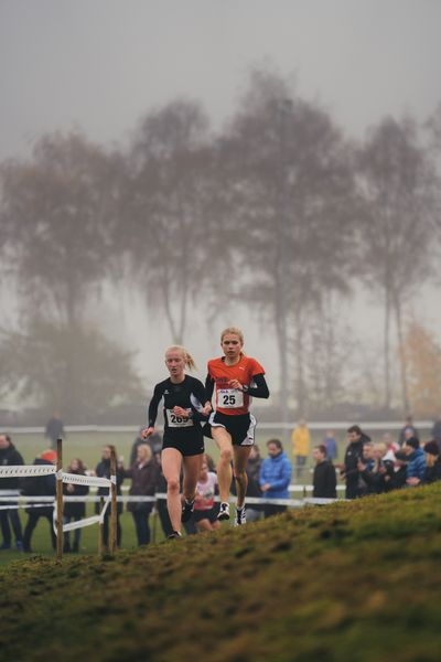 Carolina Schaefer (HE/ TG Schwalbach), Lisa Merkel (BA/ LG Region Karlsruhe) am 26.11.2022  waehrend den deutschen Crosslauf-Meisterschaften auf Sportanlage an der Ringstrasse in Loeningen