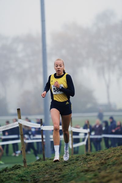 Carolin Hinrichs (NI/ VfL Loeningen) am 26.11.2022  waehrend den deutschen Crosslauf-Meisterschaften auf Sportanlage an der Ringstrasse in Loeningen