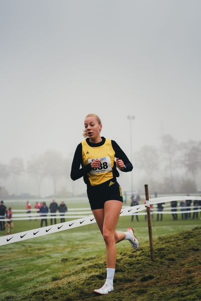 Carolin Hinrichs (NI/ VfL Loeningen) am 26.11.2022  waehrend den deutschen Crosslauf-Meisterschaften auf Sportanlage an der Ringstrasse in Loeningen