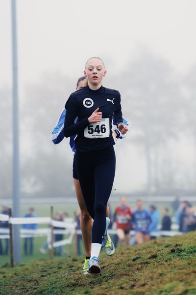 Nele Heymann (NI/ TuS Haren) am 26.11.2022  waehrend den deutschen Crosslauf-Meisterschaften auf Sportanlage an der Ringstrasse in Loeningen