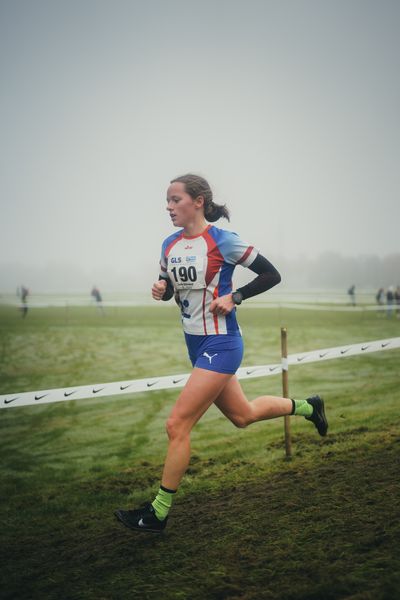 Frida Giersdorff (BY/ TSV Jahn Freising) am 26.11.2022  waehrend den deutschen Crosslauf-Meisterschaften auf Sportanlage an der Ringstrasse in Loeningen