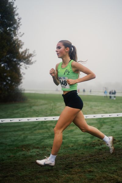 Sophie Kellermann (NO/ LAZ Moenchengladbach) am 26.11.2022  waehrend den deutschen Crosslauf-Meisterschaften auf Sportanlage an der Ringstrasse in Loeningen