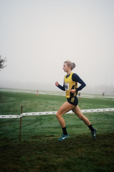 Sonja Richter (NI/ VfL Loeningen) am 26.11.2022  waehrend den deutschen Crosslauf-Meisterschaften auf Sportanlage an der Ringstrasse in Loeningen