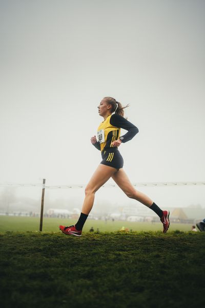 Sophie Hinrichs (VfL Loeningen) am 26.11.2022  waehrend den deutschen Crosslauf-Meisterschaften auf Sportanlage an der Ringstrasse in Loeningen