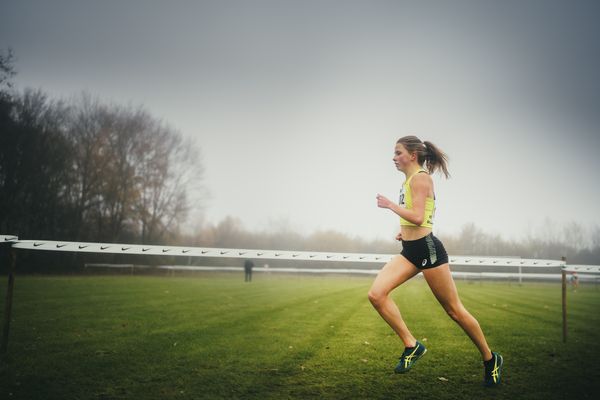 Kira Weis (Wue/ KSG Gerlingen) am 26.11.2022  waehrend den deutschen Crosslauf-Meisterschaften auf Sportanlage an der Ringstrasse in Loeningen