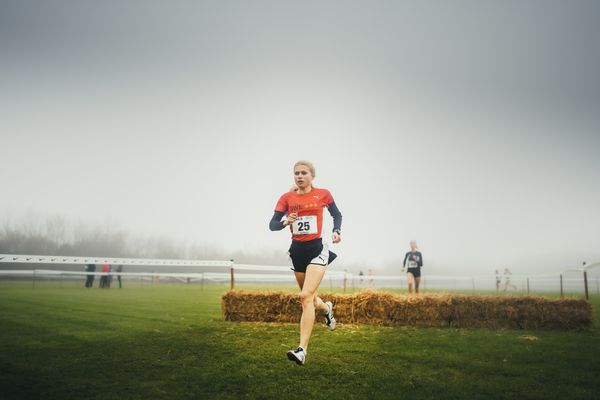 Lisa Merkel (BA/ LG Region Karlsruhe) am 26.11.2022  waehrend den deutschen Crosslauf-Meisterschaften auf Sportanlage an der Ringstrasse in Loeningen