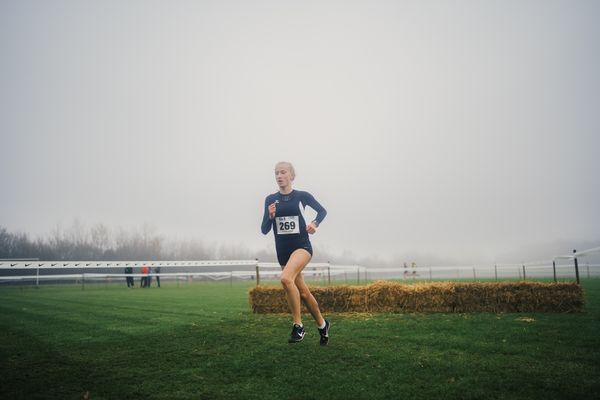 Carolina Schaefer (HE/ TG Schwalbach) am 26.11.2022  waehrend den deutschen Crosslauf-Meisterschaften auf Sportanlage an der Ringstrasse in Loeningen