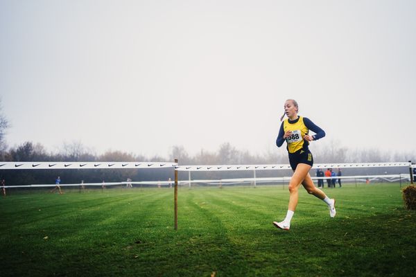 Carolin Hinrichs (NI/ VfL Loeningen) am 26.11.2022  waehrend den deutschen Crosslauf-Meisterschaften auf Sportanlage an der Ringstrasse in Loeningen