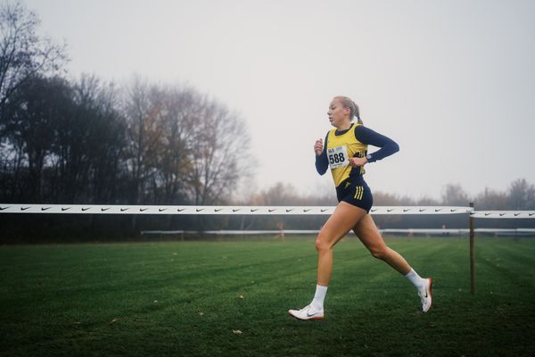 Carolin Hinrichs (NI/ VfL Loeningen) am 26.11.2022  waehrend den deutschen Crosslauf-Meisterschaften auf Sportanlage an der Ringstrasse in Loeningen